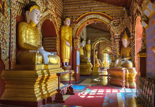 интерьер пагоды thanboddhay, уникальный храм жилья более 500000 изображений будды, монива, мьянма - thanboddhay paya famous place architecture indoors стоковые фото и изображения