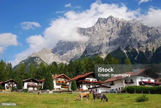 Foto de Alpine Village e mais fotos de stock de Aldeia - Aldeia, Alpes europeus, Campo