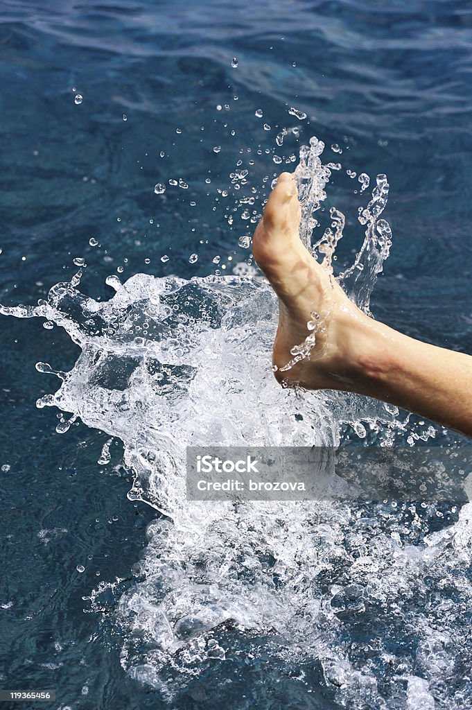 Pies de hombre joven en agua-splash - Foto de stock de 20 a 29 años libre de derechos