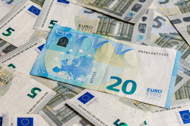 il denaro europeo è in consistenza, tagli da 20 e 5 euro. - five euro banknote new paper currency currency foto e immagini stock