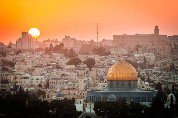 a cidade velha de jerusalem, israel na paisagem do por do sol vê o cityscape no por do sol com a mesquita dourada - cultura palestina - fotografias e filmes do acervo