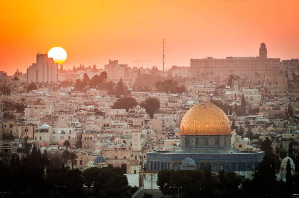 старый город иерусалим, израиль на закате пейзаж вид городской пейзаж на закате с золотой мечетью - west old israel wall стоковые фото и изображения