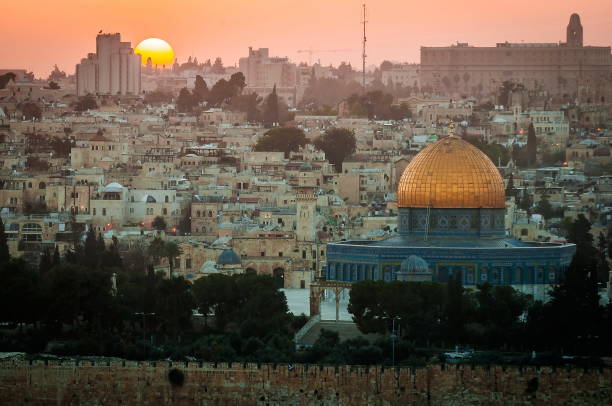 старый город иерусалим, израиль на закате пейзаж вид городской пейзаж на закате с золотой мечетью - west old israel wall стоковые фото и изображения