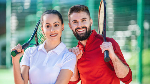 coppia su campo da tennis - tennis court love victory foto e immagini stock