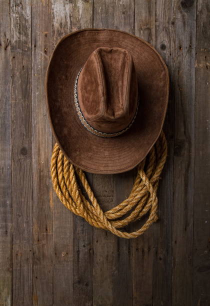 mur de chapeau de cowboy - cowboy hat photos photos et images de collection