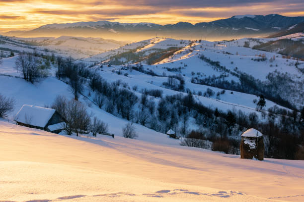 夜明けの冬の山岳田舎 - snow horizon winter shed ストックフォトと画像