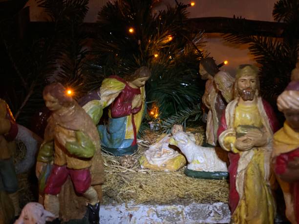 старая фигура рождества христова - praying figurine people men стоковые фото и изображения