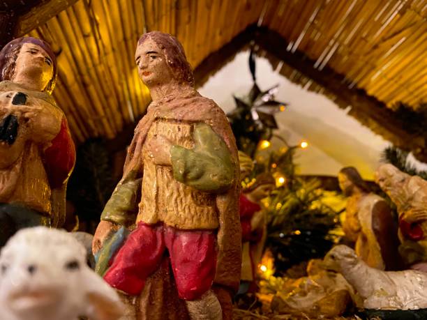 старая фигура рождества христова - praying figurine people men стоковые фото и изображения