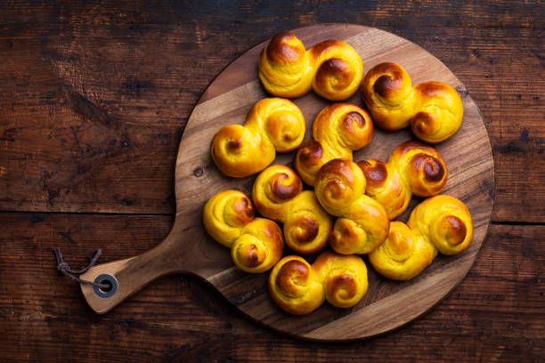 frisch gebackene hausgemachte schwedische traditionelle safranbrötchen - lucia bun stock-fotos und bilder