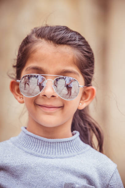 chica pequeña india con gafas de sol - child asian and indian ethnicities facial expression asia fotografías e imágenes de stock