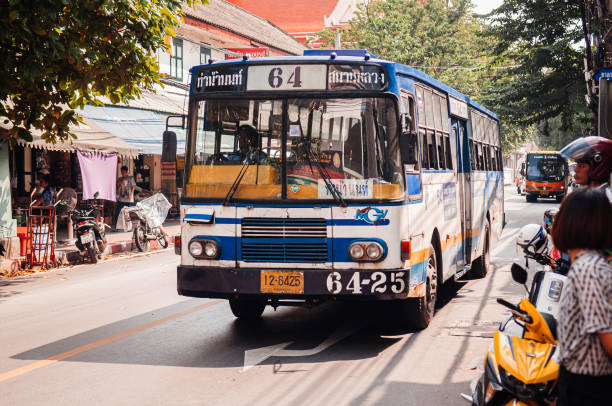 calle bangkok con autobús local y tráfico con mucha gente a pie en la zona del casco antiguo - bangkok mass transit system fotografías e imágenes de stock