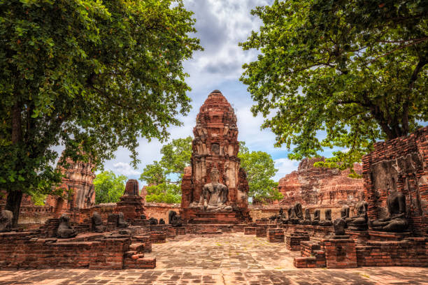wat maha que ruínas velhas do templo em ayutthaya, tailândia - reclining buddha - fotografias e filmes do acervo