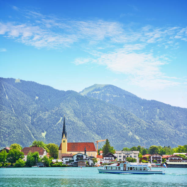 iglesia de san laurentius en la ciudad de rottach-egern - tegernsee lake tegernsee lake mountain fotografías e imágenes de stock