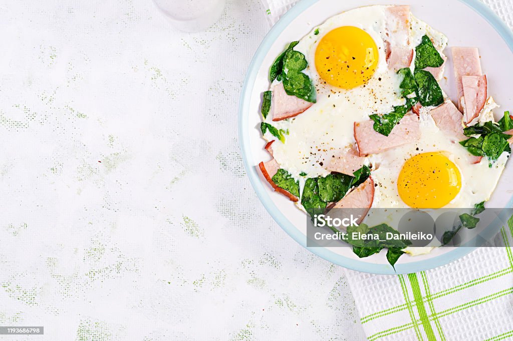 햄과 시금치와 계란 튀김 맛있는 영어 아침 식사 브런치 케토 팔레오 다이어트 상단 보기 오버헤드 건강한 식생활에 대한 스톡 사진 및  기타 이미지 - Istock