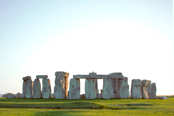 stonehenge con cielo azzurro in estate. stonehenge, antico monumento in pietra preistorica vicino salisbury, wiltshire, regno unito. patrimonio mondiale dell'unesco. niente gente, giorno. - stonehenge ancient civilization religion archaeology foto e immagini stock