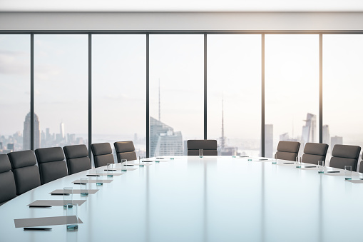 Sala de conferencias con mesa y sillas, ventana grande y vista a la ciudad al amanecer, concepto de negocios. Renderizado 3D photo