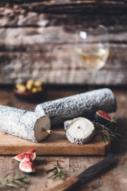 sainte-maure de touraine, formaggio di capra francese - cher foto e immagini stock