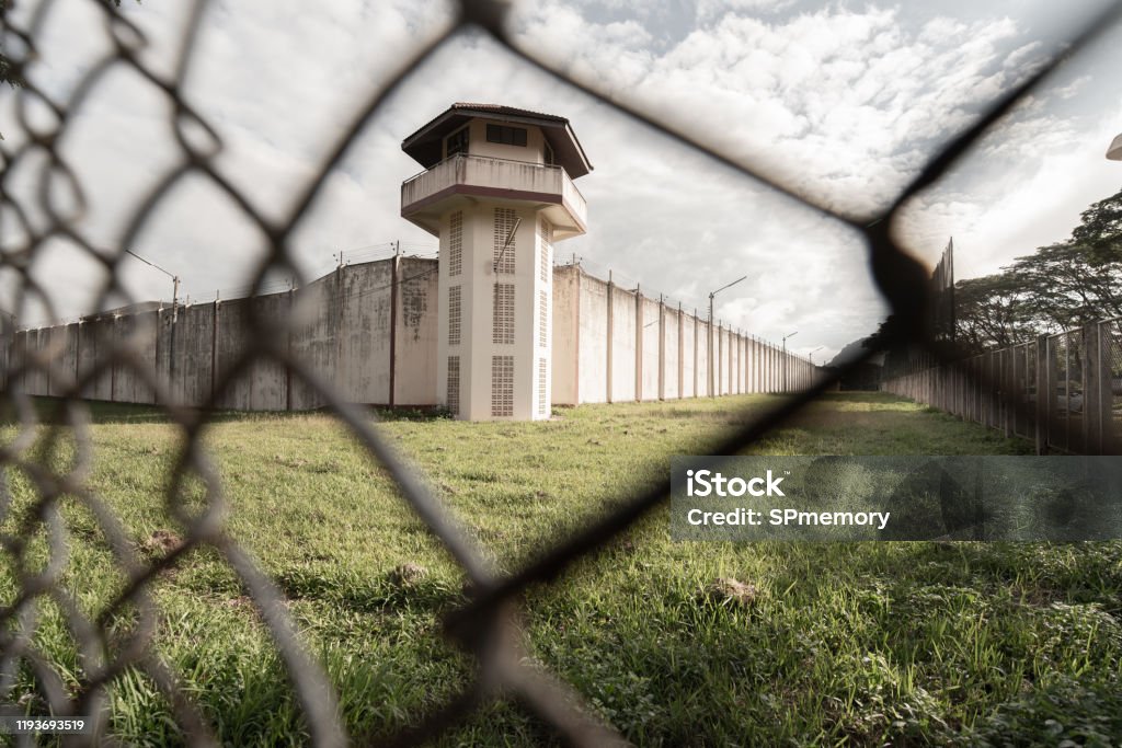 Prison with iron fences.Prison or jail is a building where people are forced to live if their freedom has been taken away.Prison is the building use for punishment prisoner. - Royalty-free Prisão Foto de stock