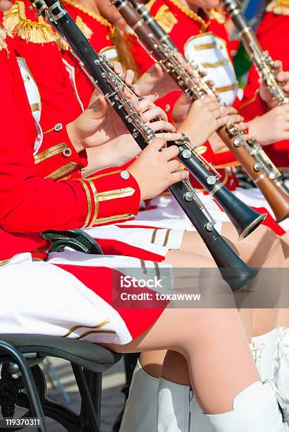 Menina Banda De Metais - Fotografias de stock e mais imagens de Adulto - Adulto, Artista, Atuação