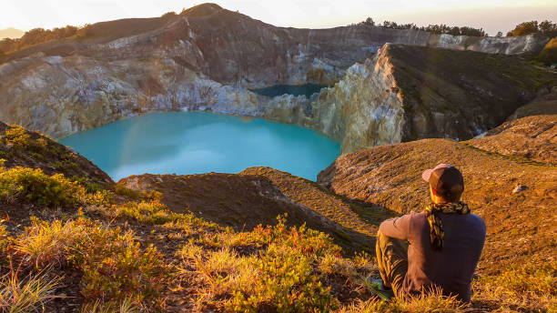 kelimutu - un uomo che guarda l'alba sui laghi - flores man foto e immagini stock