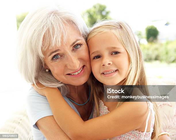 Portret Babcia I Wnuczka Relaksujący Razem - zdjęcia stockowe i więcej obrazów 4 - 5 lat - 4 - 5 lat, 60-69 lat, Aktywni seniorzy