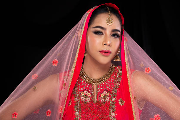 la beauté indienne font face aux grands yeux avec le mariage parfait - wedding indian culture pakistan henna tattoo photos et images de collection