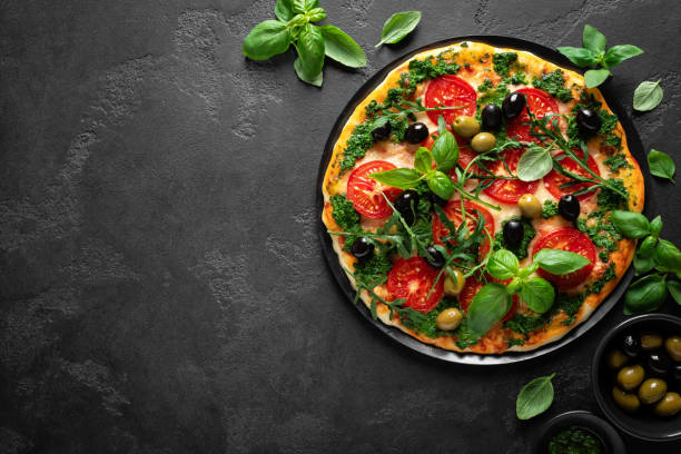 pizza. pizza italiana tradicional con salsa pesto de albahaca verde, vista superior - vegetarian pizza fotografías e imágenes de stock