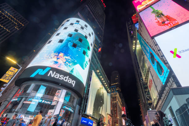 edificio nasdaq por la noche en time square - distrito de los teatros de manhattan fotografías e imágenes de stock