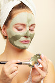 frau-auftragen-mit-pinsel-ton-schlamm-maske-auf-ihr-gesicht.jpg?b=1&s=170x170&k=20&c=2I-3g3AP9OVU3srRRu7Och3ry9WXuIGw0KyPq46JQOA=