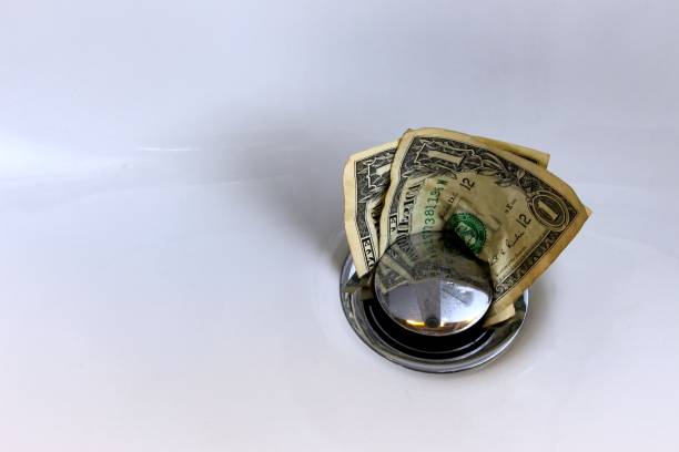 geld geht in den abfluss - money down the drain stock-fotos und bilder