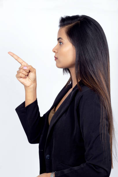 tiro do perfil da mulher de negócios indiana que dá o sinal de aviso - rudeness manager emotional stress asian ethnicity - fotografias e filmes do acervo