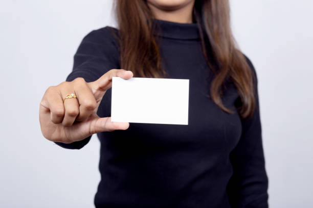 primer plano de la mujer de negocios que muestra la tarjeta en blanco para el espacio de copia - template business business card holding fotografías e imágenes de stock