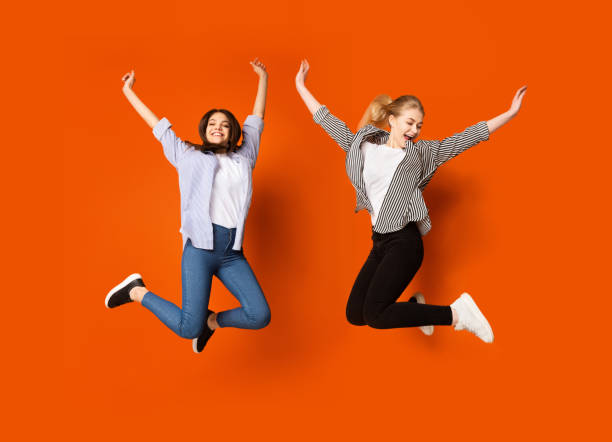 concepto de amistad. chicas adolescentes lindas saltando en el estudio - women teenage girls jumping dancing fotografías e imágenes de stock