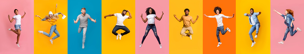 Collage de jóvenes multirraciales positivos saltando sobre fondos coloridos photo