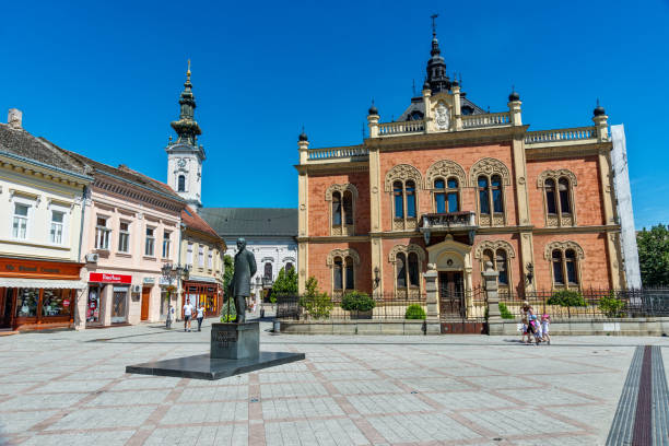 place devant le palais de l'évêque (serbe: vladicanski dvor), monument de jovan jovanovic zmaj et l'église orthodoxe serbe de novi sad - church window rose window old photos et images de collection