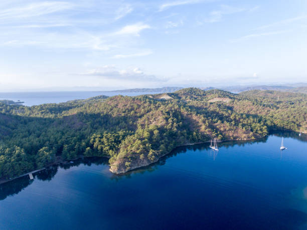 지중해의 외딴 곳을 조망할 수 있습니다. - greece blue forest national landmark 뉴스 사진 이미지