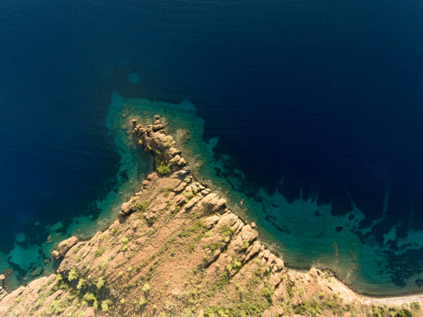 지중해의 외딴 곳을 조망할 수 있습니다. - greece blue forest national landmark 뉴스 사진 이미지