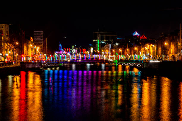 dublin w nocy - millennium footbridge zdjęcia i obrazy z banku zdjęć