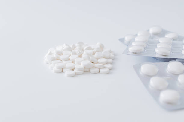 水疱の白い丸薬と明るい背景の白い丸薬。医療薬学の概念 - whitek ストックフォトと画像