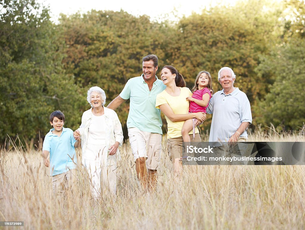 Familia caminando en el parque - Foto de stock de 4-5 años libre de derechos