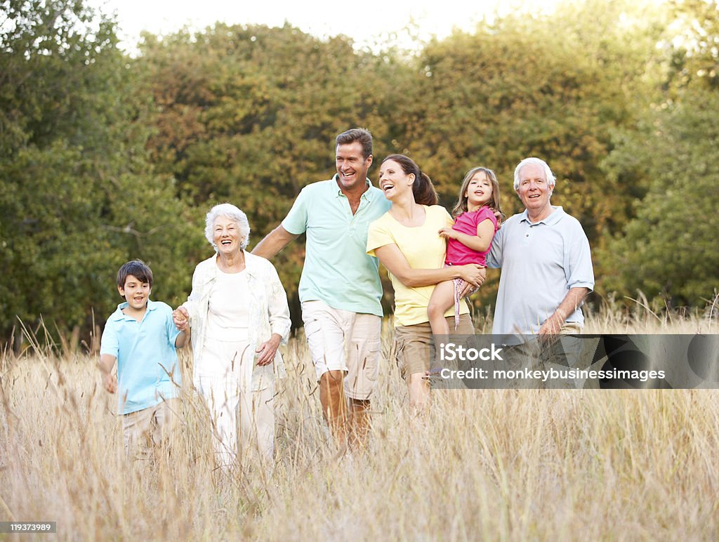 Rodzina spacer w parku - Zbiór zdjęć royalty-free (4 - 5 lat)