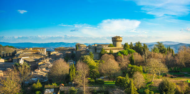 toscana, volterra ciudad al sur horizonte, parque y fortaleza medieval. italia - sighting fotografías e imágenes de stock