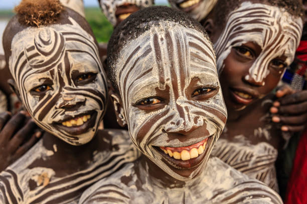 группа счастливых африканских детей, племя каро, восточная африка - africa ethiopia indigenous culture african tribal culture стоковые фото и изображения