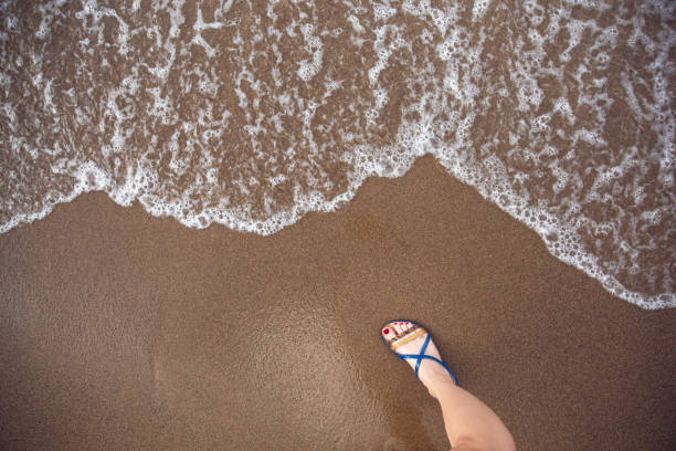 vague molle de mer sur la plage sablonneuse. fond. - soap sud water froth bubble photos et images de collection