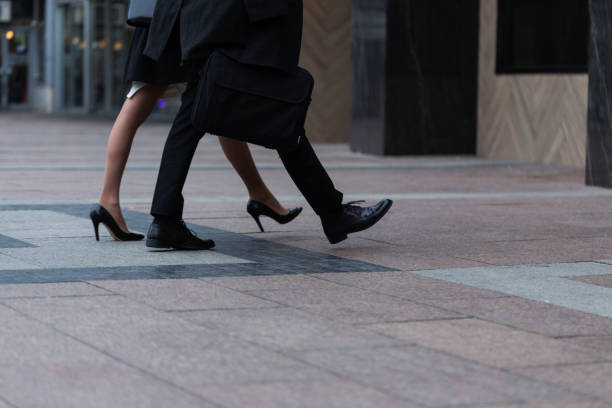 biznesmeni idący ulicą - business human foot shoe men zdjęcia i obrazy z banku zdjęć