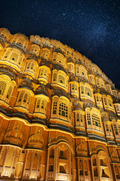 hawa mahal ou palais des vents - palais médiéval avec 953 fenêtres à jaipur, inde. vue de nuit de hawa mahal avec le ciel étoilé. - hawa photos et images de collection