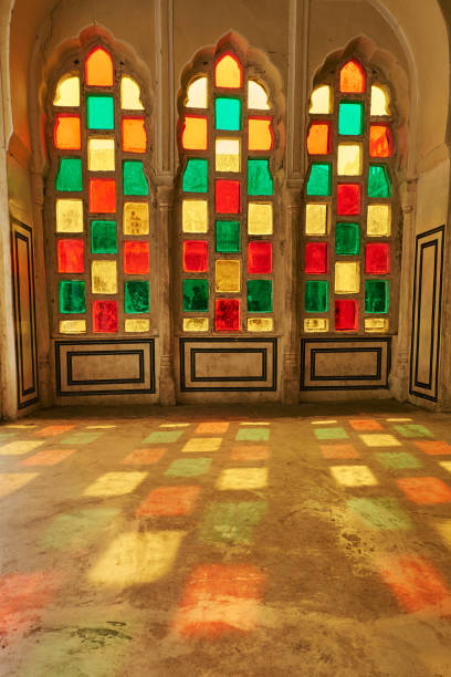 ventana de cristal manchado - vitrage. patrón de ventana indio o árabe. ventanas pintadas de color rojo verde y amarillo. hawa mahal o palacio de los vientos, jaipur, india. 30.11.2019 - india palace indian culture indoors fotografías e imágenes de stock