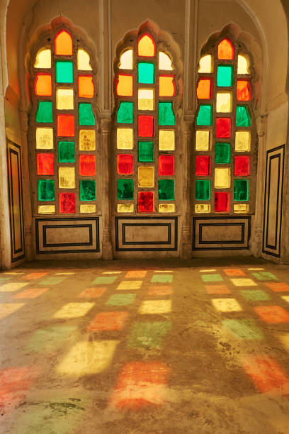 ステンドグラスの窓 - ヴィトラージ。インドまたはアラビア語のウィンドウ パターン。赤い緑と黄色の塗装済みウィンドウ。ハワ・マハルまたは風の宮殿、ジャイプール、インド。30.11.2019 - india palace indian culture indoors ストックフォトと画像