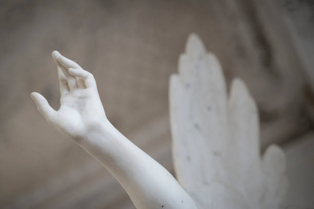 main blanche de statue de marbre tendant la main - statue angel marble white photos et images de collection