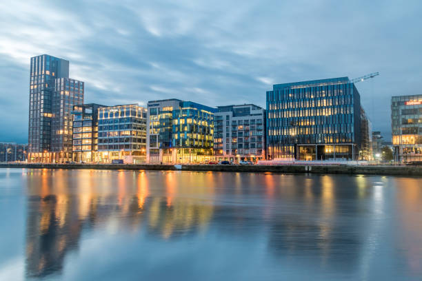 millennium tower, rzeczywiście, jp morgan i biura state street na rzece liffey w godzinach porannych. - grand canal zdjęcia i obrazy z banku zdjęć